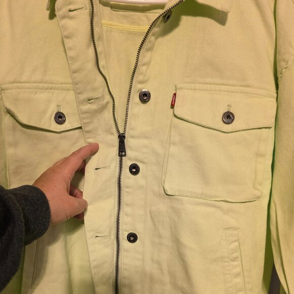 BNWT Levi's Lime Green Lightweight Jean Jacket w Fringed Bottom - Picture 3 of 10